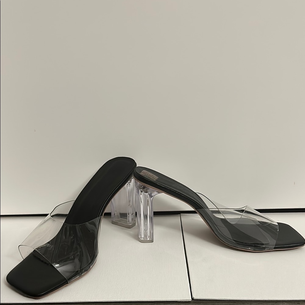 Source Unknown Black and Clear Heels with Sleek Strappy Design